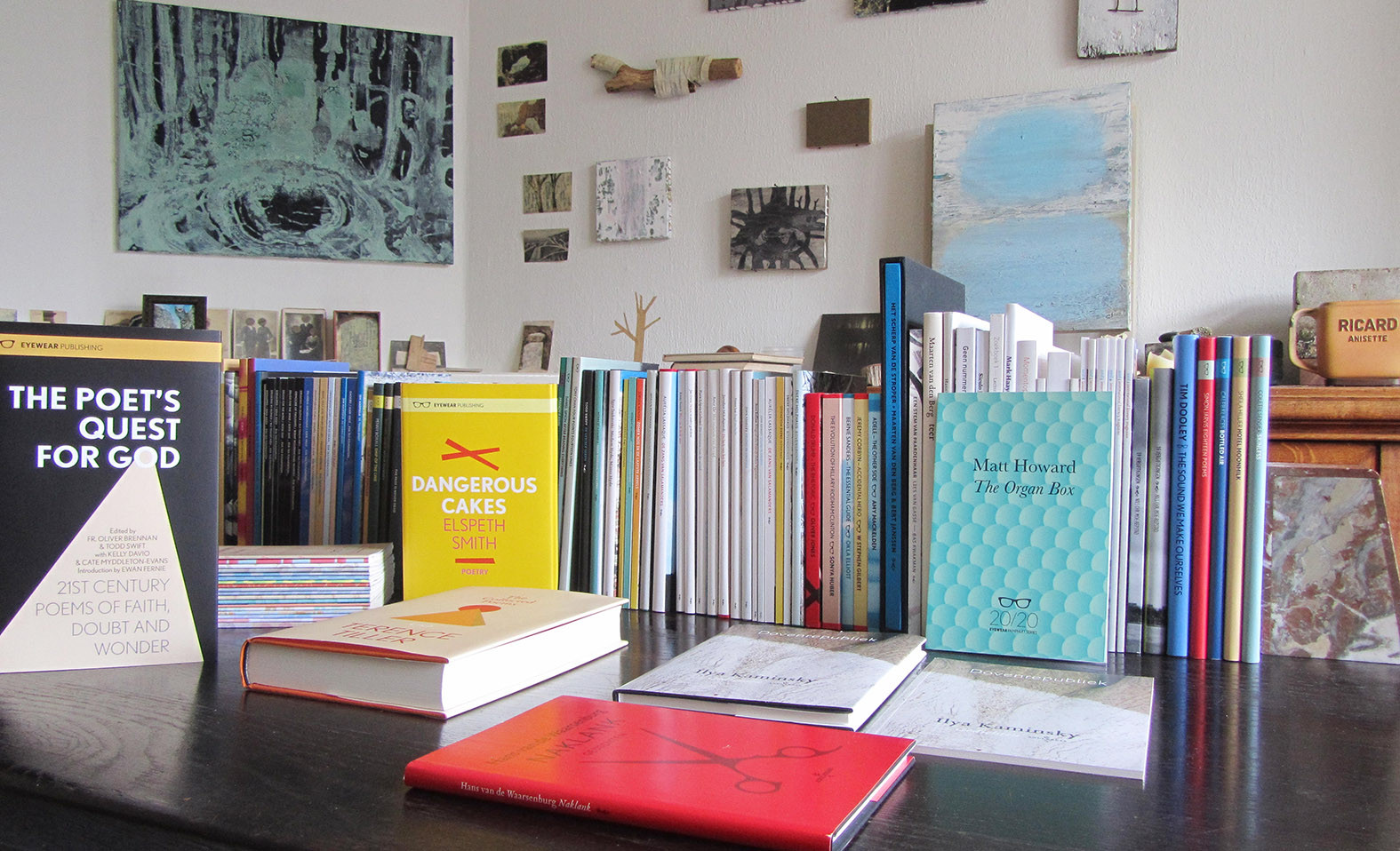 Maakt boeken. En schilderijen.