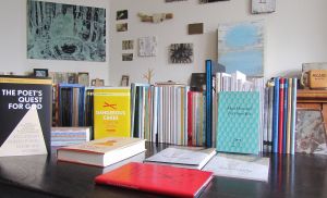 Maakt boeken. En schilderijen.